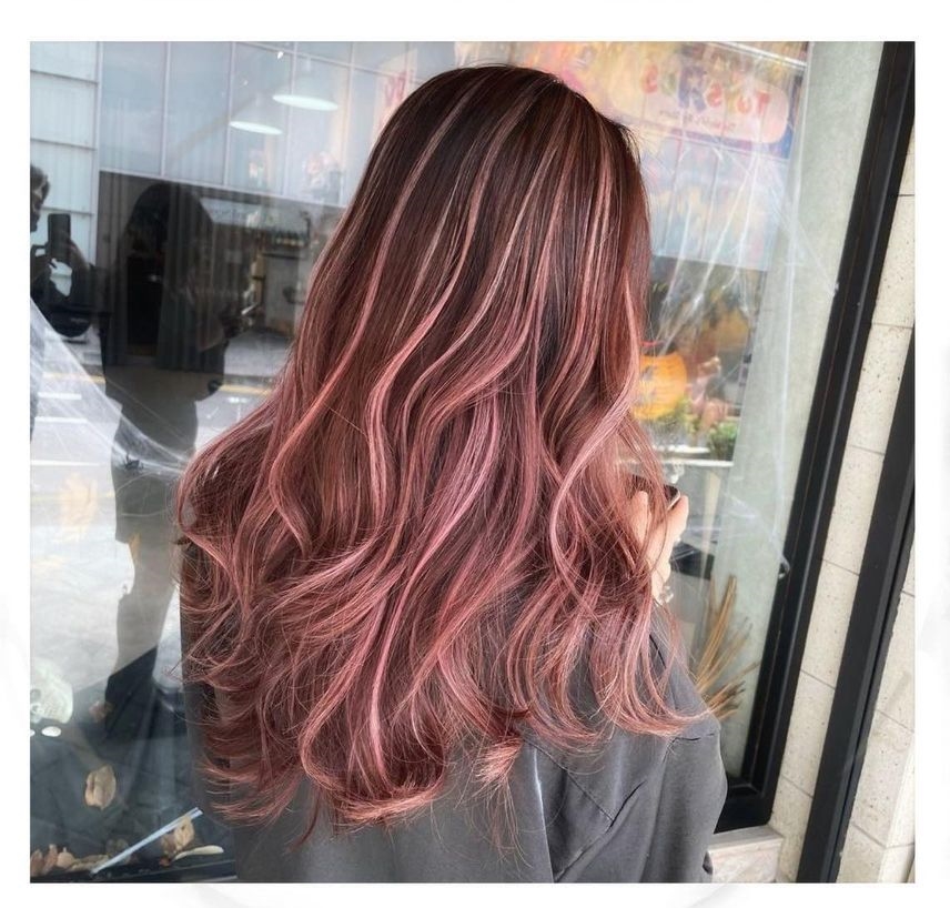 Dimensional balayage highlgihts - 2022 hair dye trend