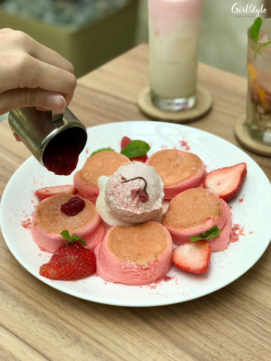 Sakura-shaped soufflé pancakes at FLIPPER'S Singapore