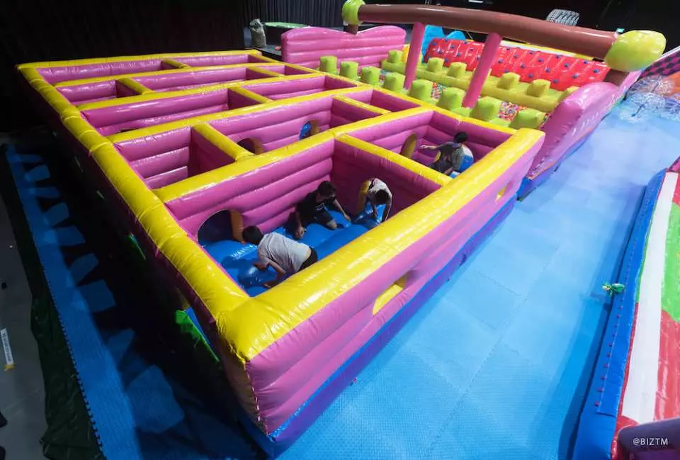 Let's Play bouncy castle Downtown East