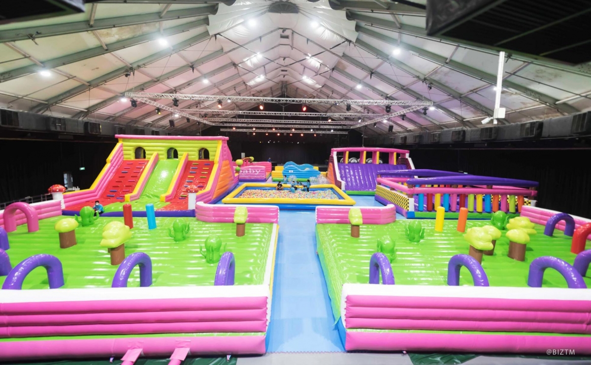 Let's Play bouncy castle Downtown East