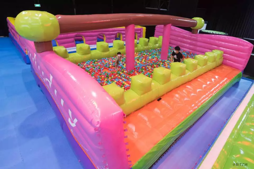 Let's Play bouncy castle Downtown East