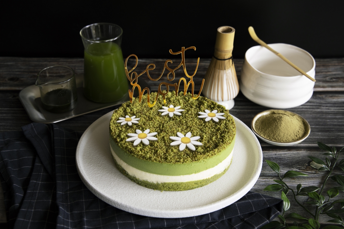 Cat & the Fiddle - Matchastic Xanda cheesecake decorated with daisies
