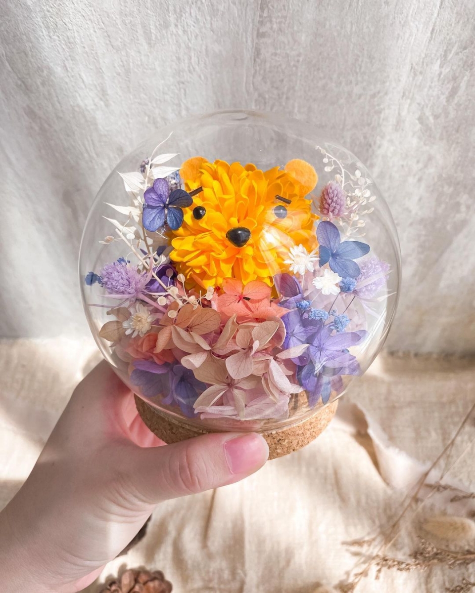 J.yfleur Character Bouquet in a dome - Winnie-the-Pooh