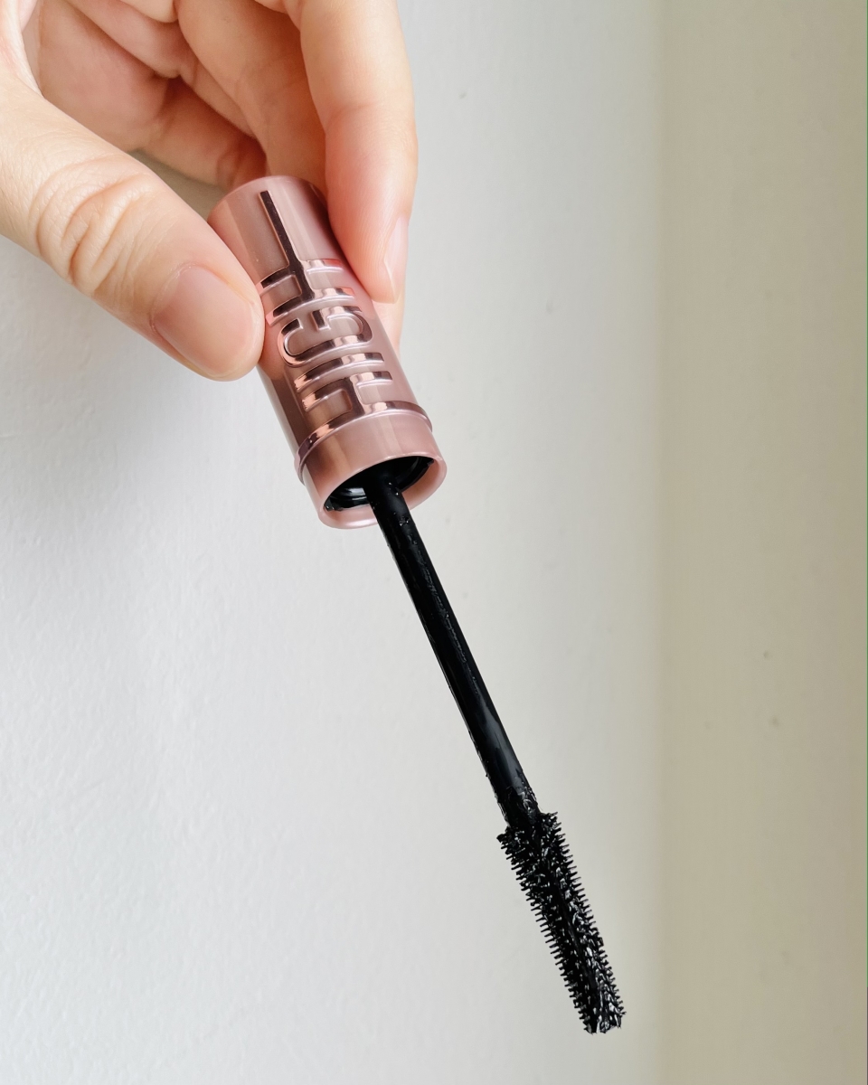 A flexible tip and thick bristles help to coat each individual lash with minimal clumping.