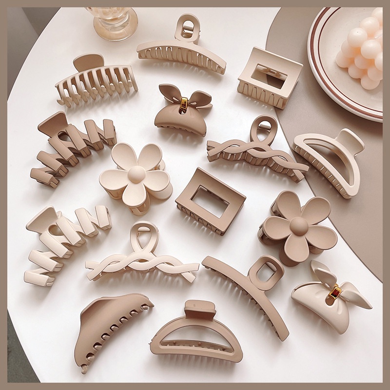 Milk tea-coloured claw hair clips
