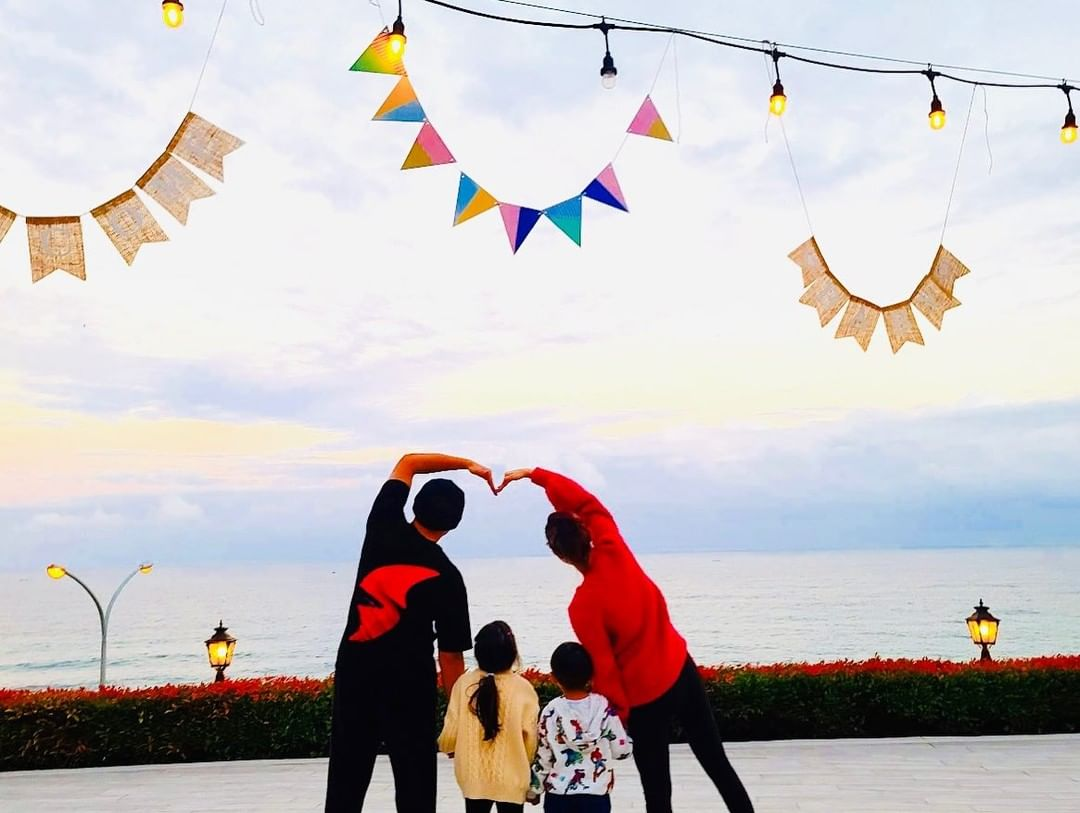 Jay Chou & Hannah Quinlivan with kids