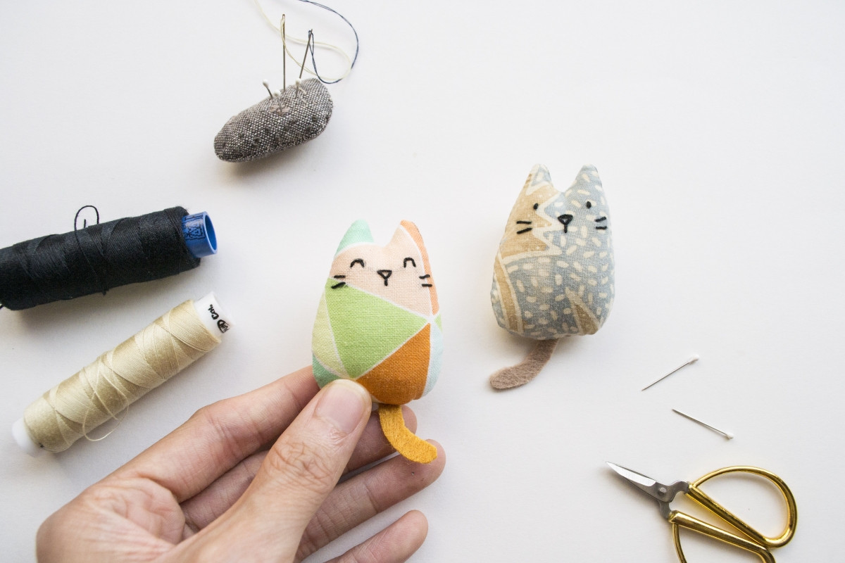 Momshoo Kitty brooch sewing workshop by Momshoo