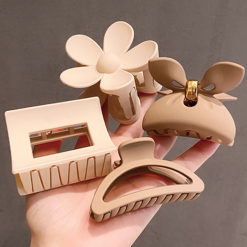 Milk tea-coloured claw hair clips