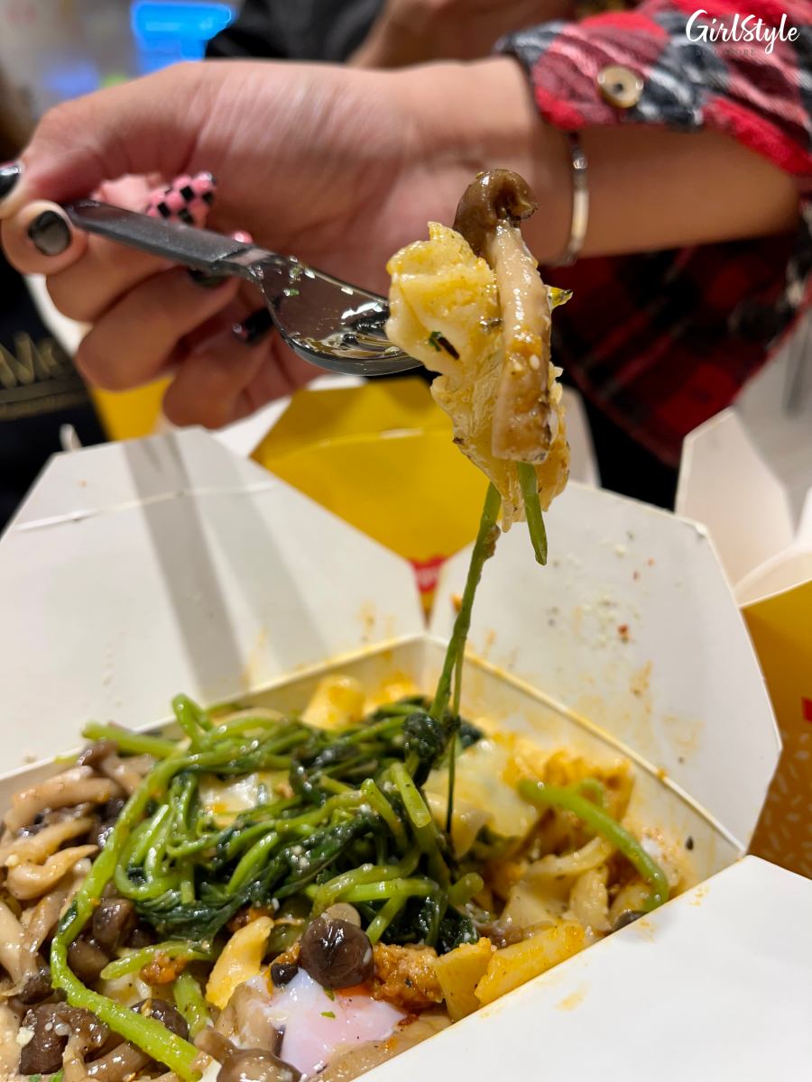 Chicken Bolognese with Spinach and Shimeji Mushroom - Pastago JCube