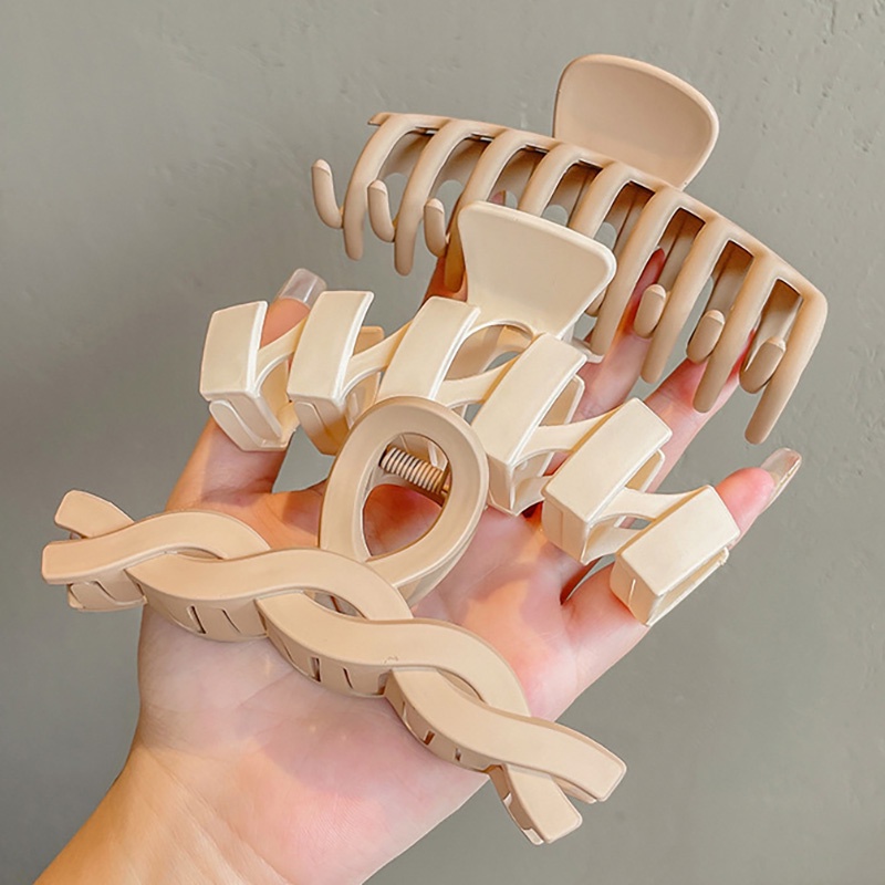 Milk tea-coloured claw hair clips