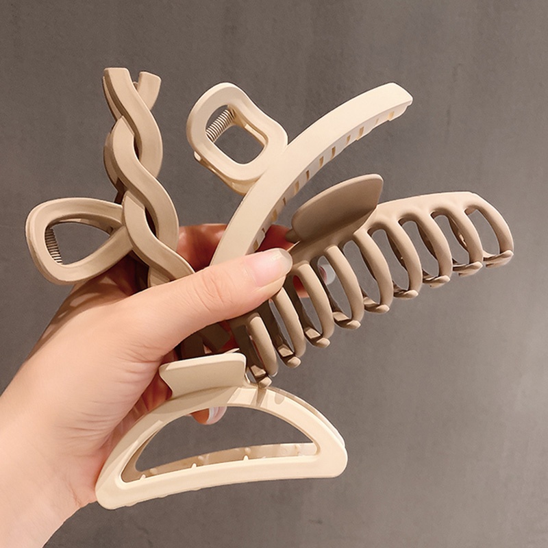 Milk tea-coloured claw hair clips