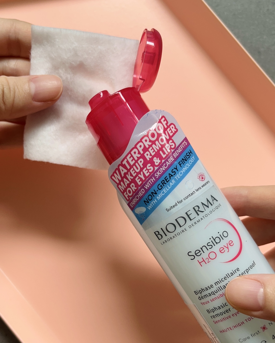 This gentle eye and lip makeup remover is free of artificial colours or preservatives. 