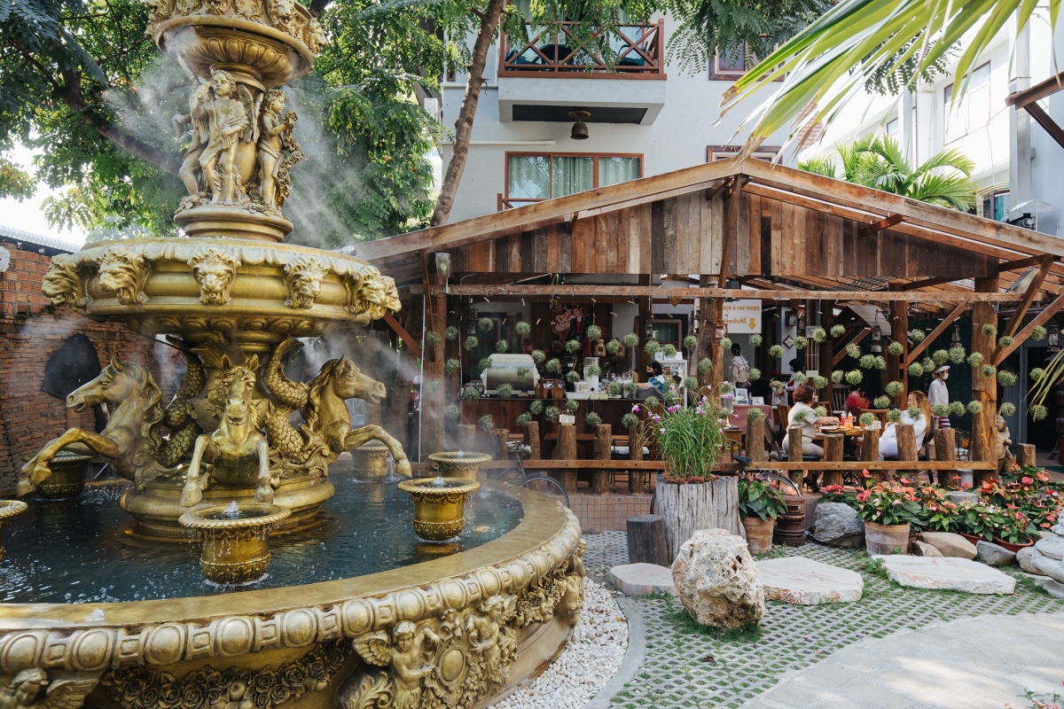Versailles de Flore cafe water fountain