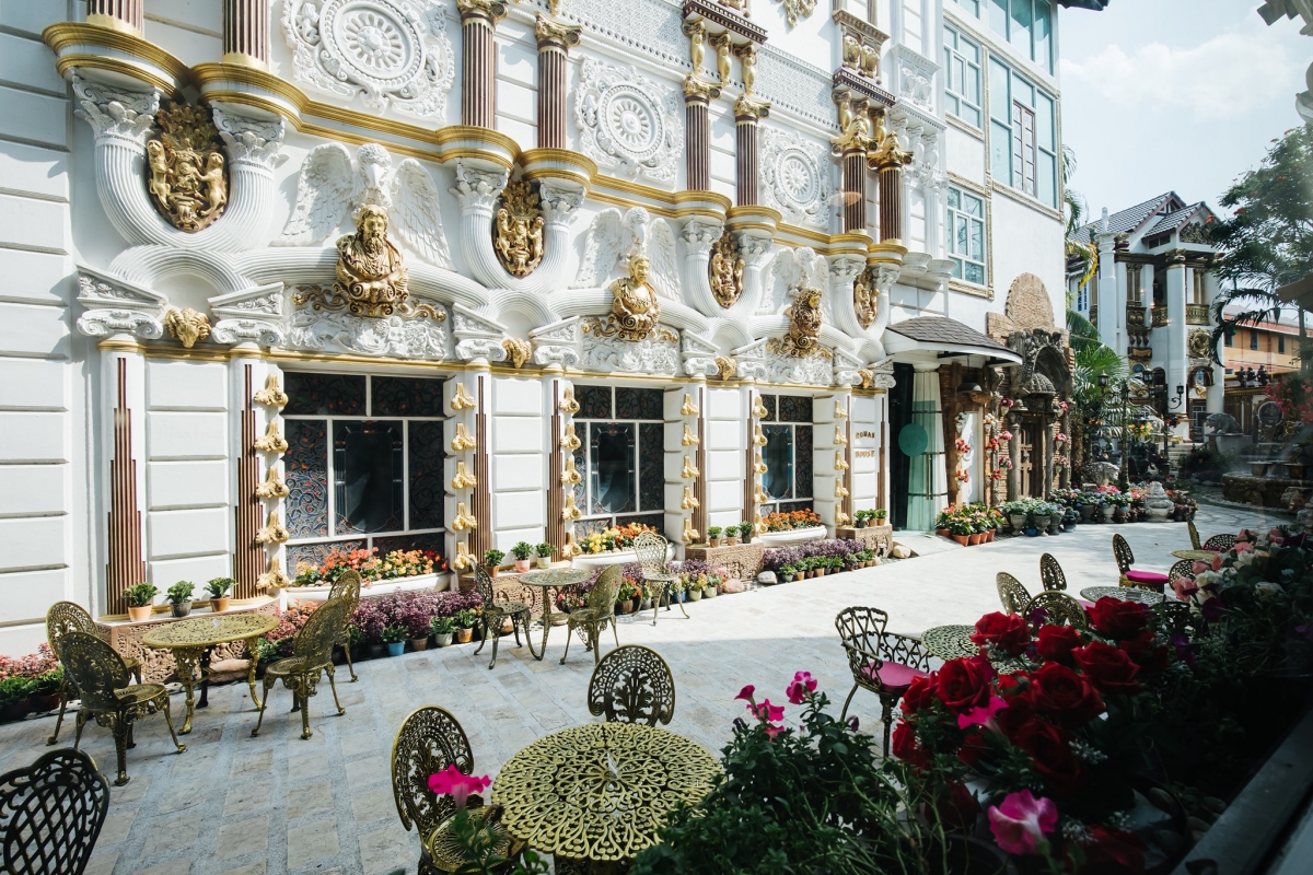Versailles de Flore cafe castle-like exterior