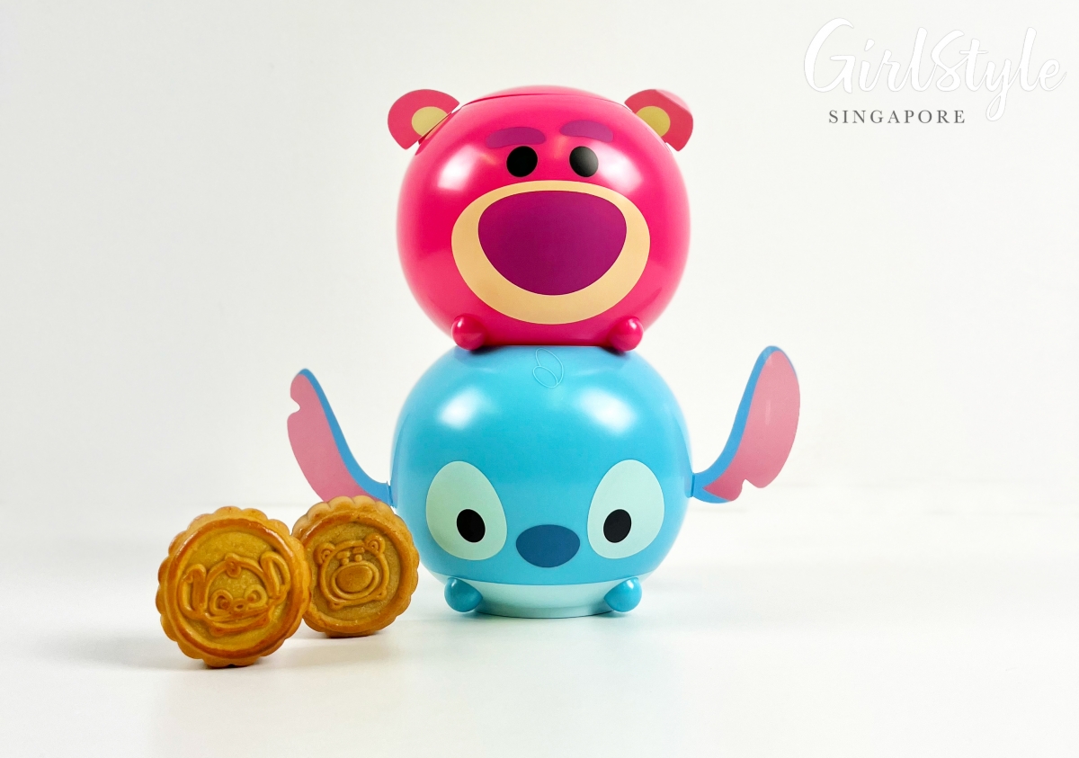 Each container comes with 2 pieces of mooncakes embossed with the corresponding Disney Tsum Tsum character.