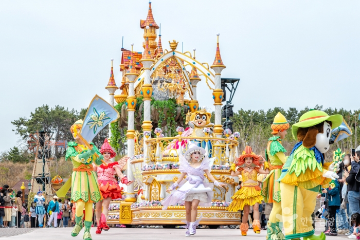 Lotte World Adventure Busan Magic Forest parade