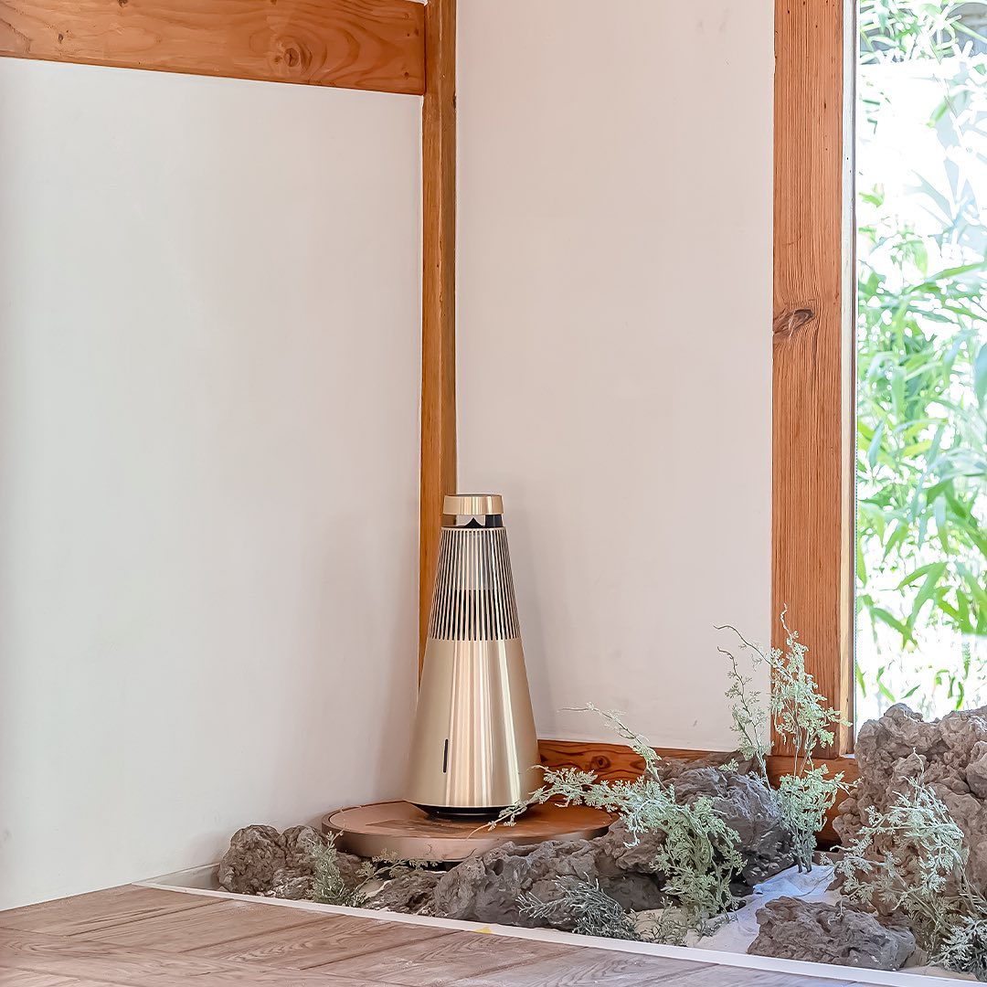 Bang & Olufsen sound system at Hanok-style Starbucks Daegu Jongro Gotaek South Korea