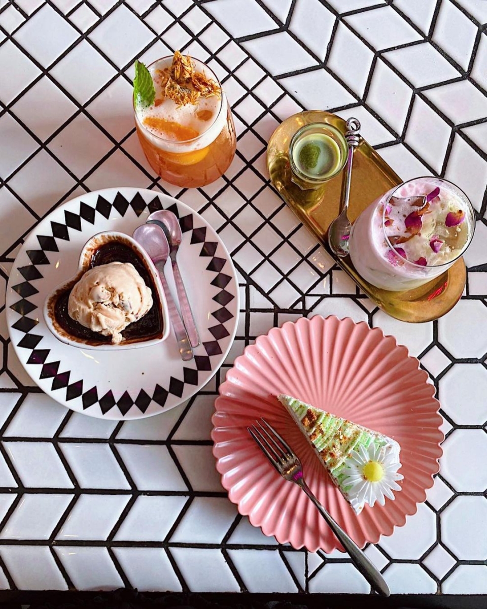 Cake Spade drinks and desserts