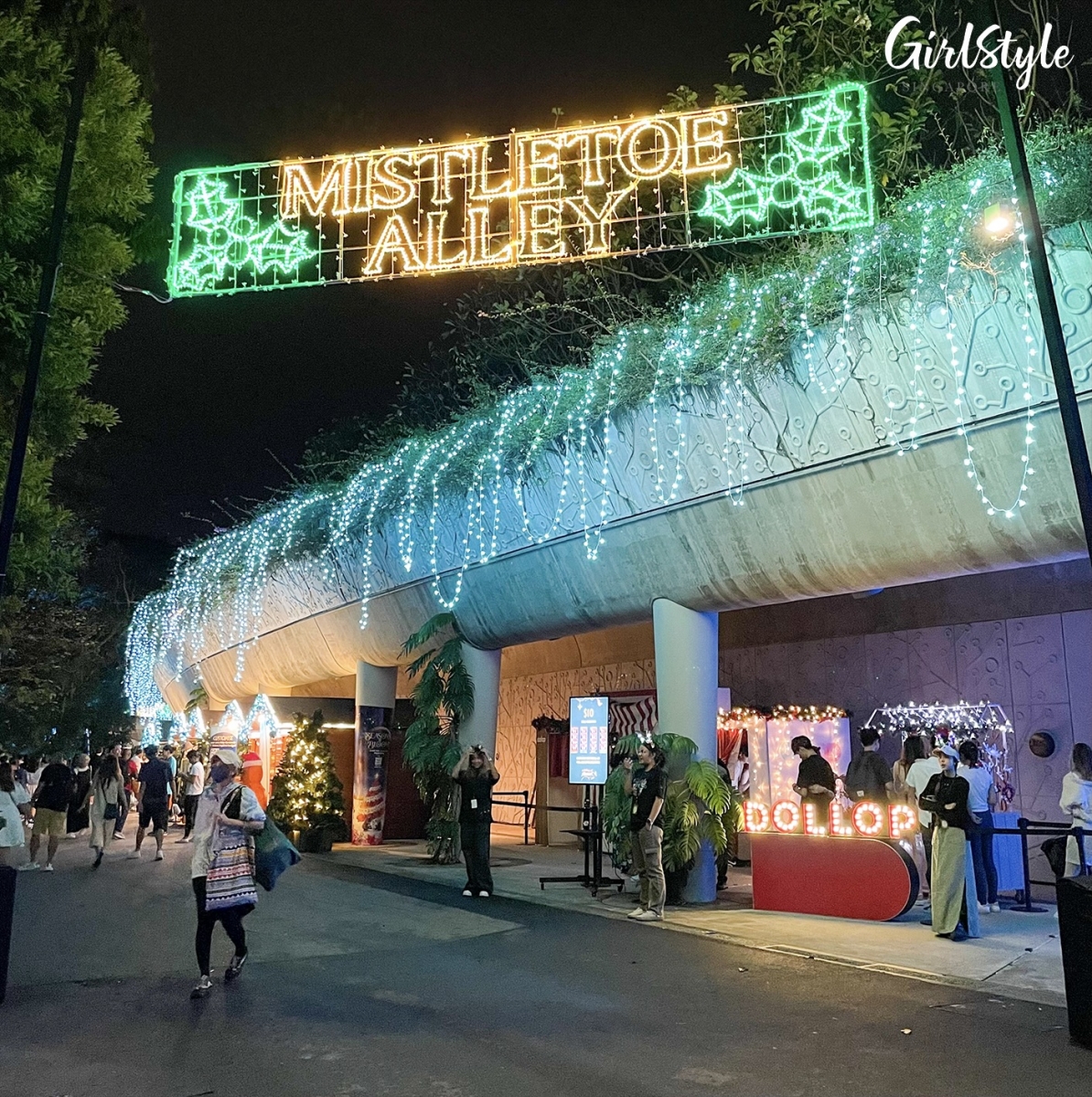 Christmas Wonderland - Mistletoe Alley