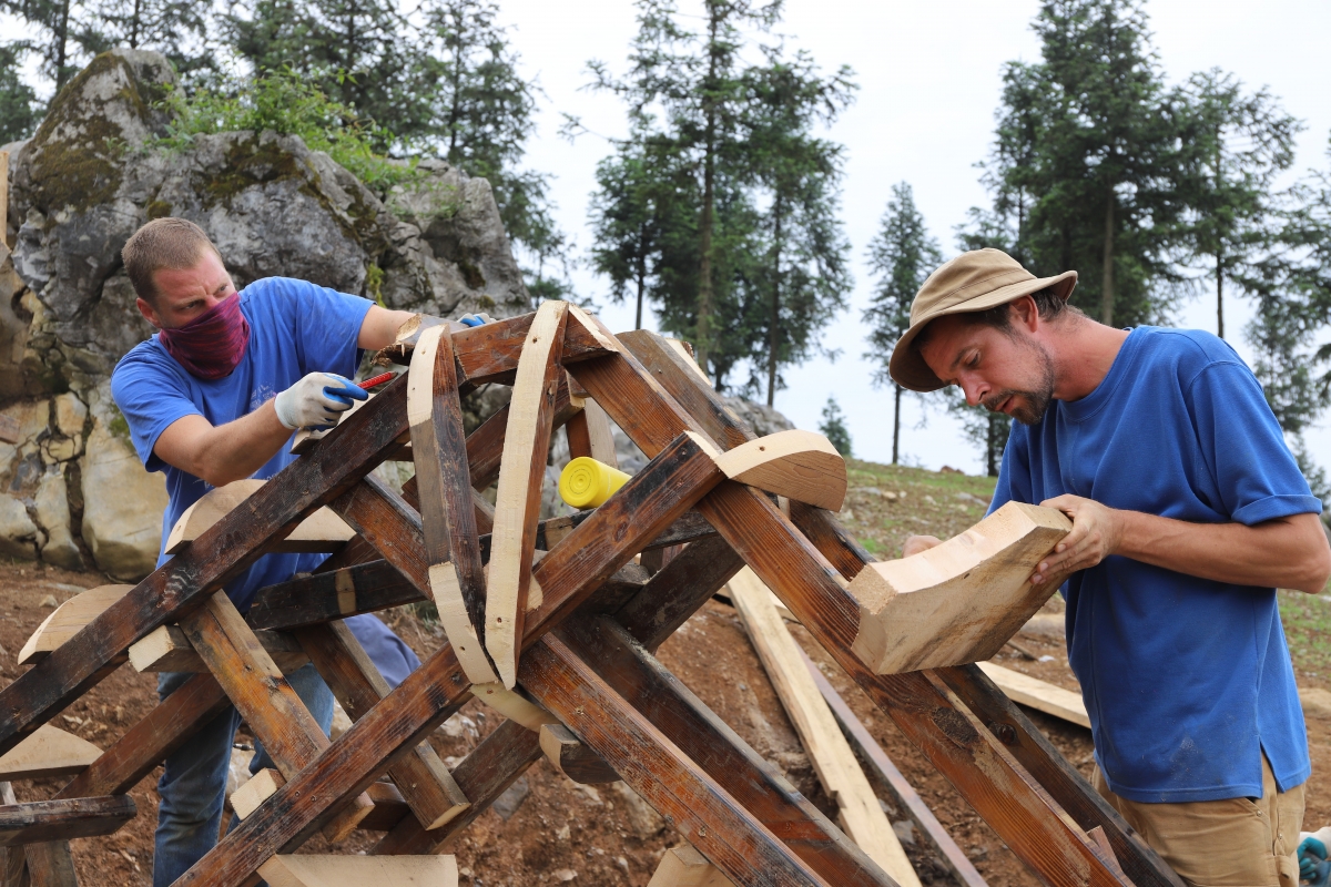 Thomas Dambo and team at work