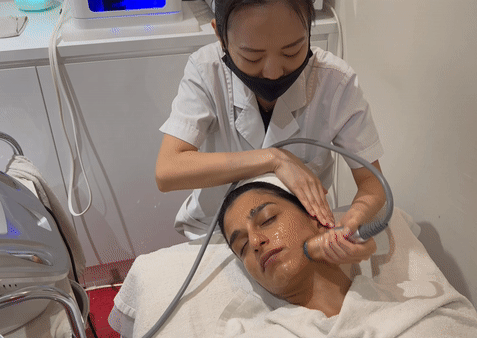 EMS+ technology with HF Ultrasound may cause you to feel a slight tingling sensation but fret not: the dual-pronged promotes collagen production while lifting and tightening the skin.