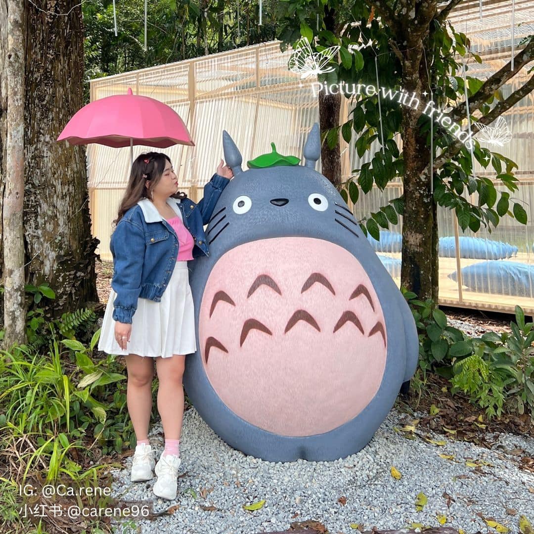 Giant totoro statue at Kireina Genting Villa & Cafe