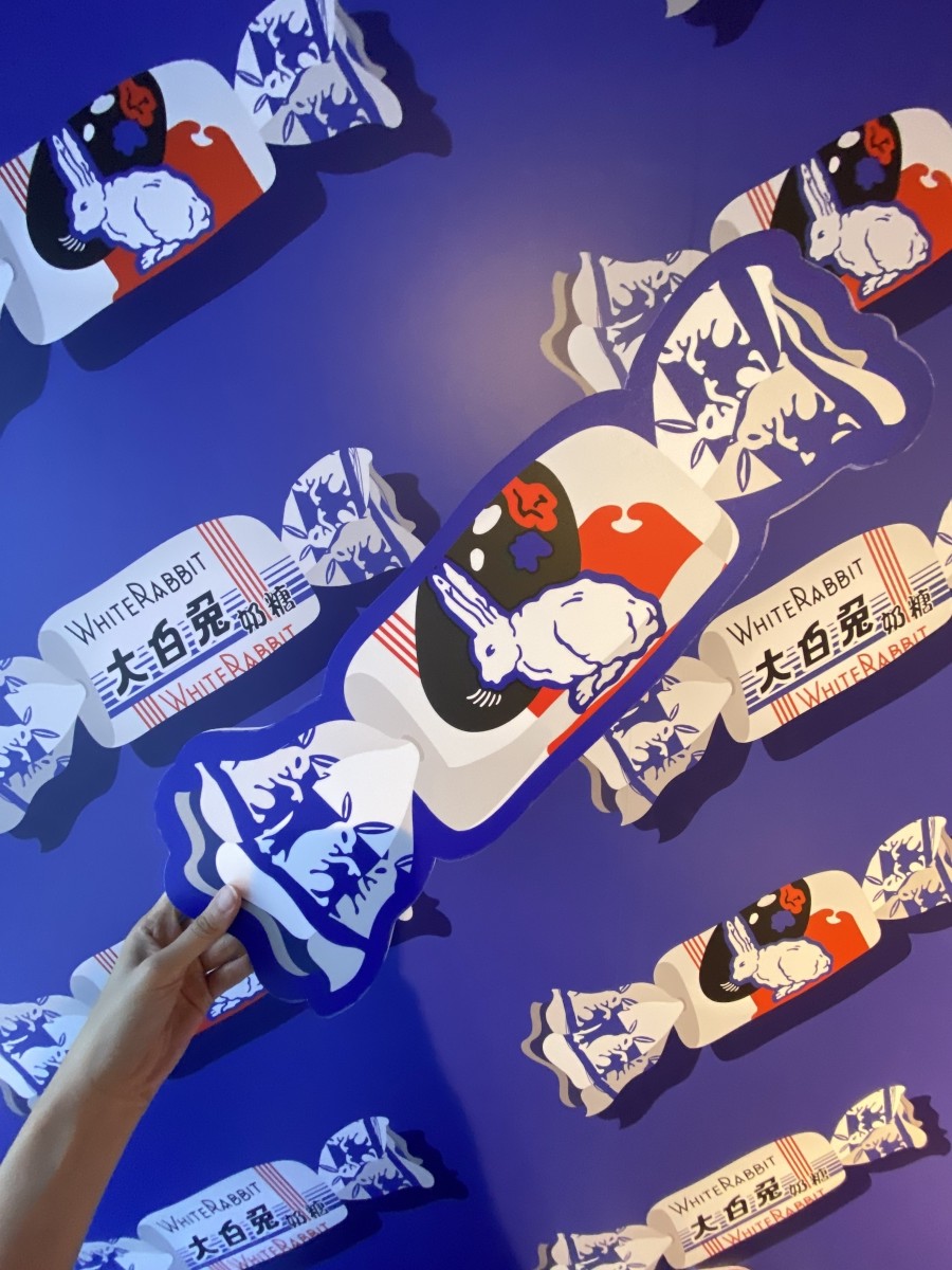 Photo wall props - White Rabbit Pop-up