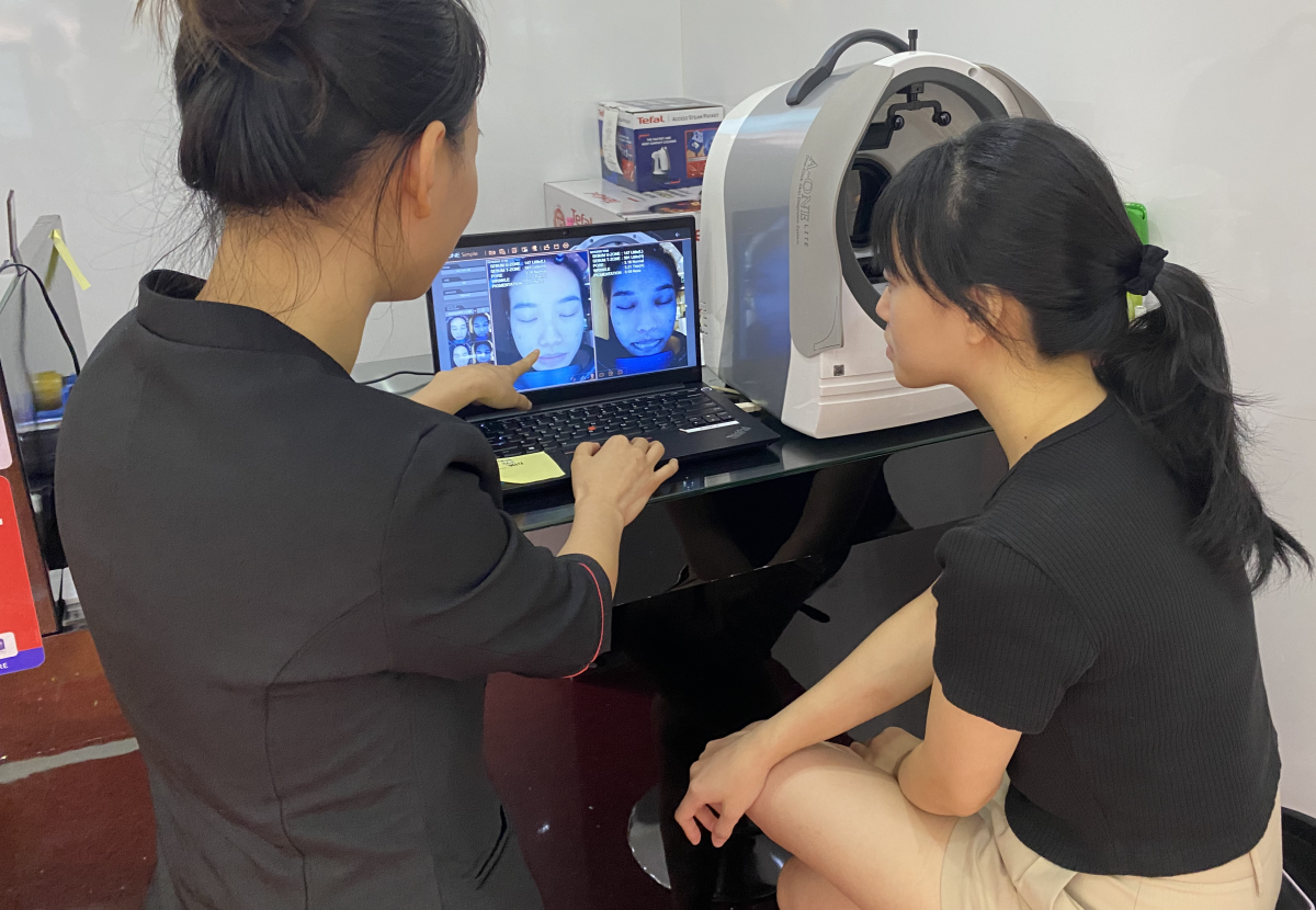 A skin assessment revealed that the sebum levels around the U and T-zones of Xiaojie’s face were usually low. 