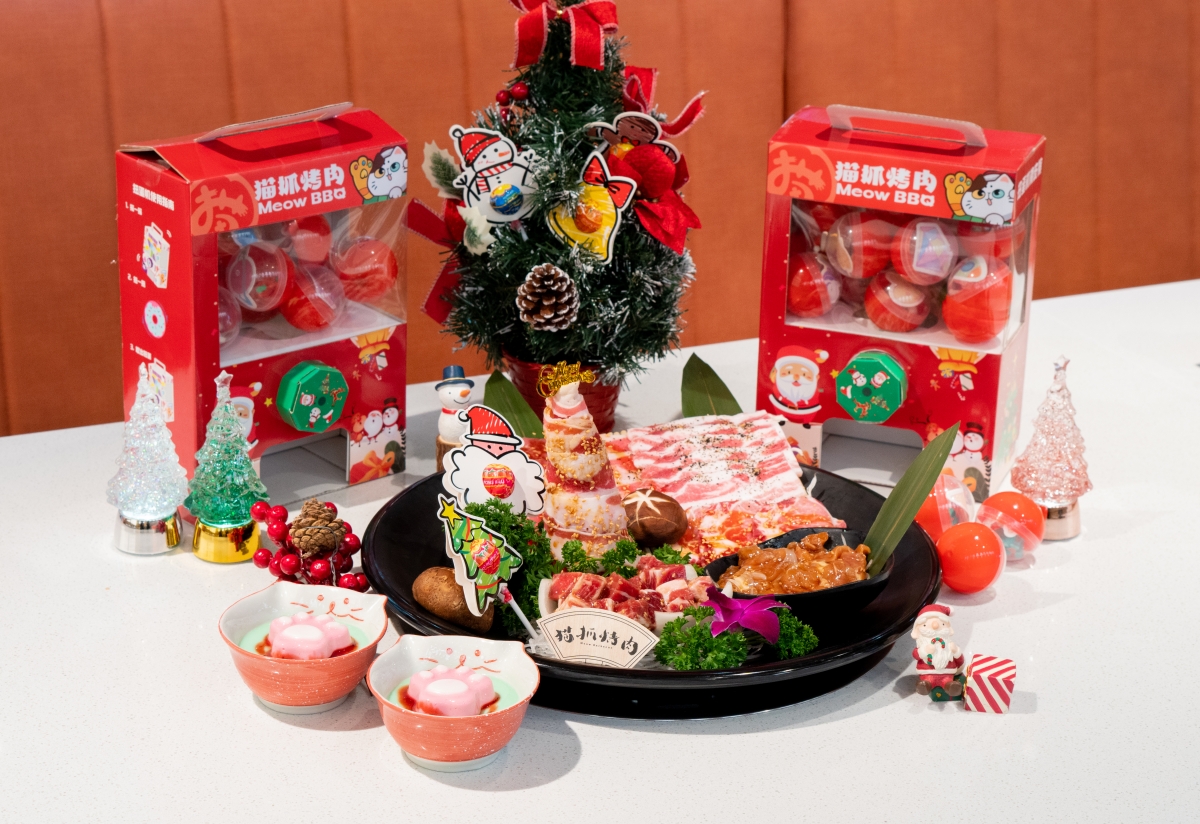 Meow Barbecue Gachapon Machine & Christmas Platter