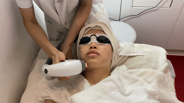 Dynamic Pulse Light (DPL) and Rapid Pulse Technology (RPT) are used to combat acne. Together, they penetrate deep within the skin tissues to destroy bacteria, reduce sebum levels, unclog pores, and promote skin repair. 
