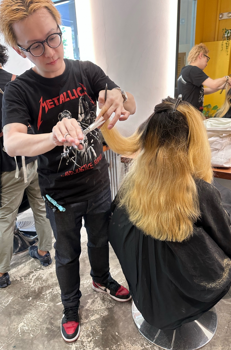 With over 16 years of experience, Issey is the go-to expert for niche Japanese and Korean haircuts.