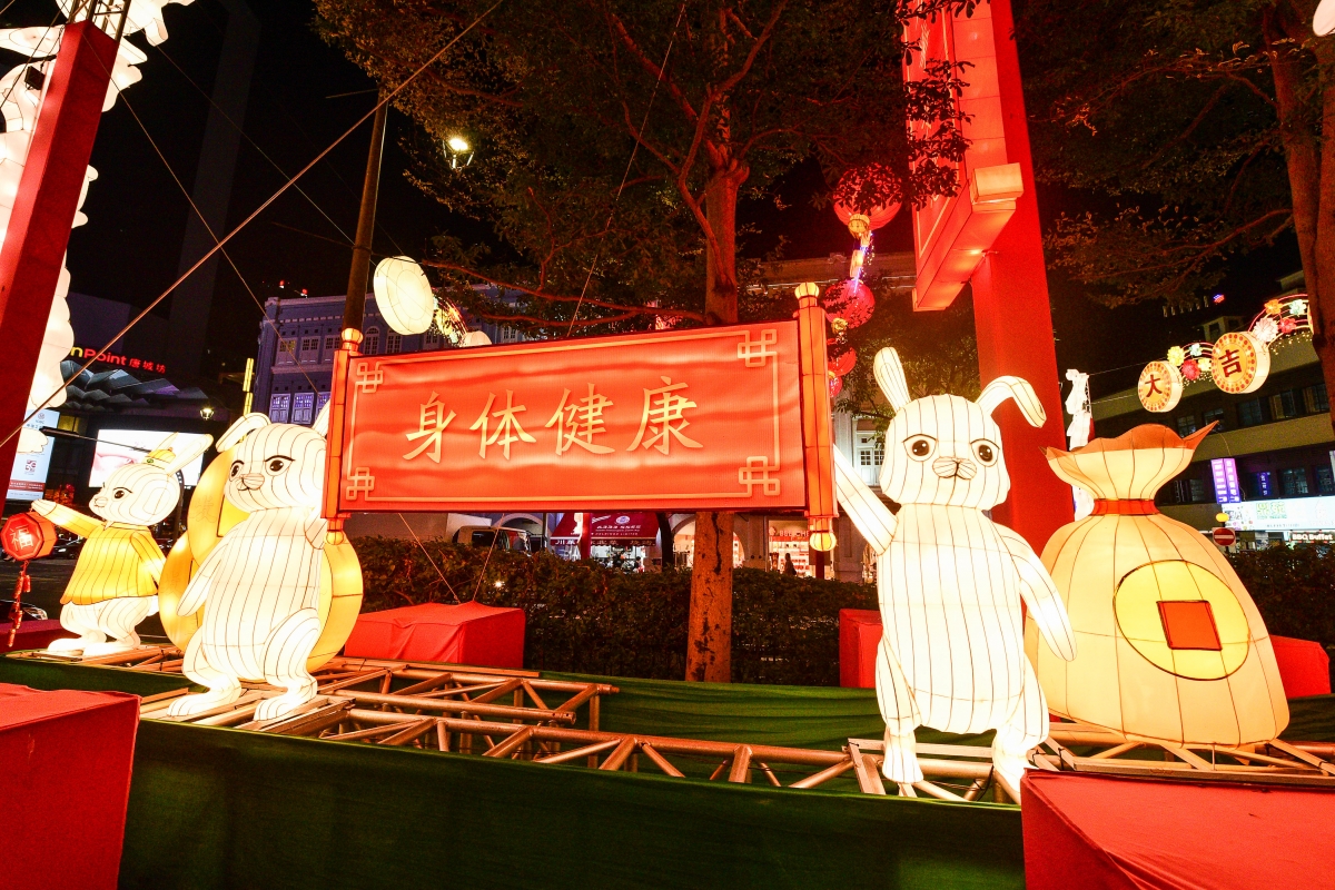 Centre divider rabbit lanterns - Chinatown CNY Light-Ups