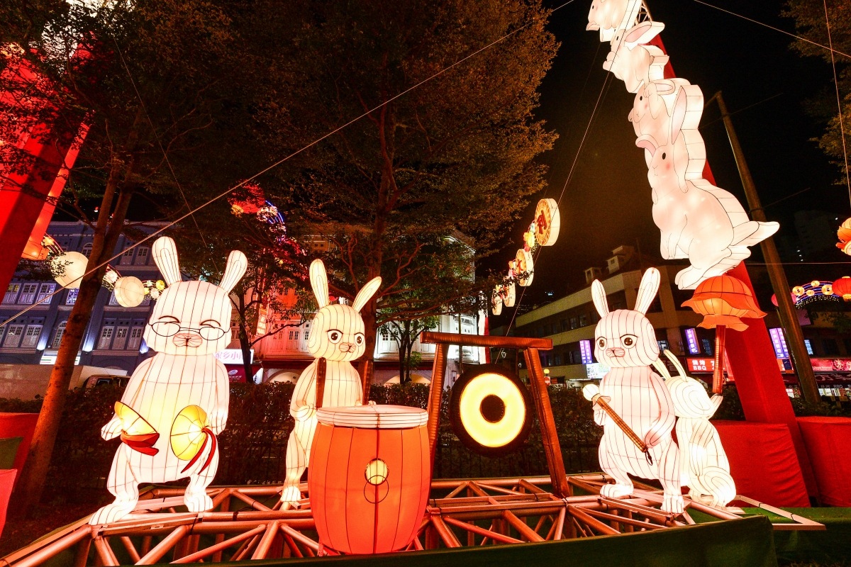Centre divider rabbit lanterns - Chinatown CNY Light-Ups