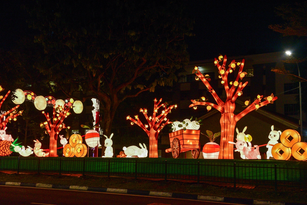 Centre divider rabbit lanterns - Chinatown CNY Light-Ups