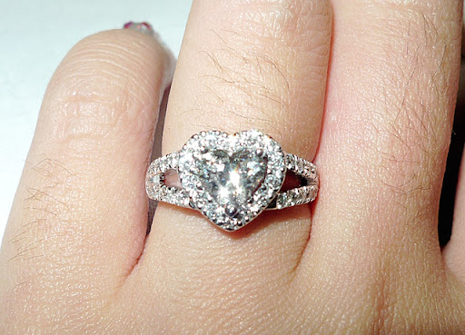 Xiaxue's engagement ring with heart-shaped diamond