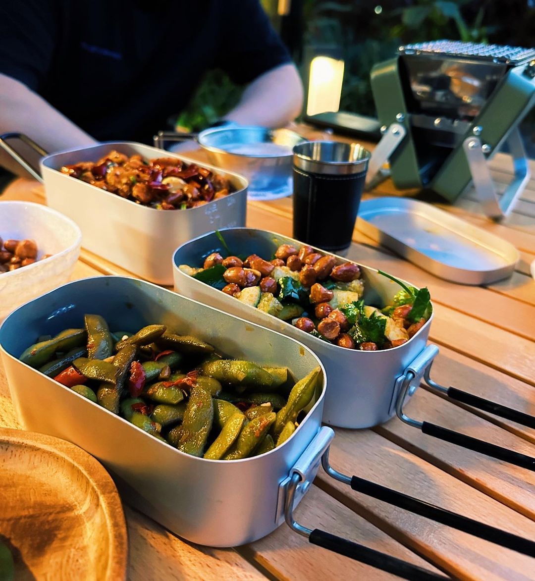 Stir-fried dishes served in camping mess tins