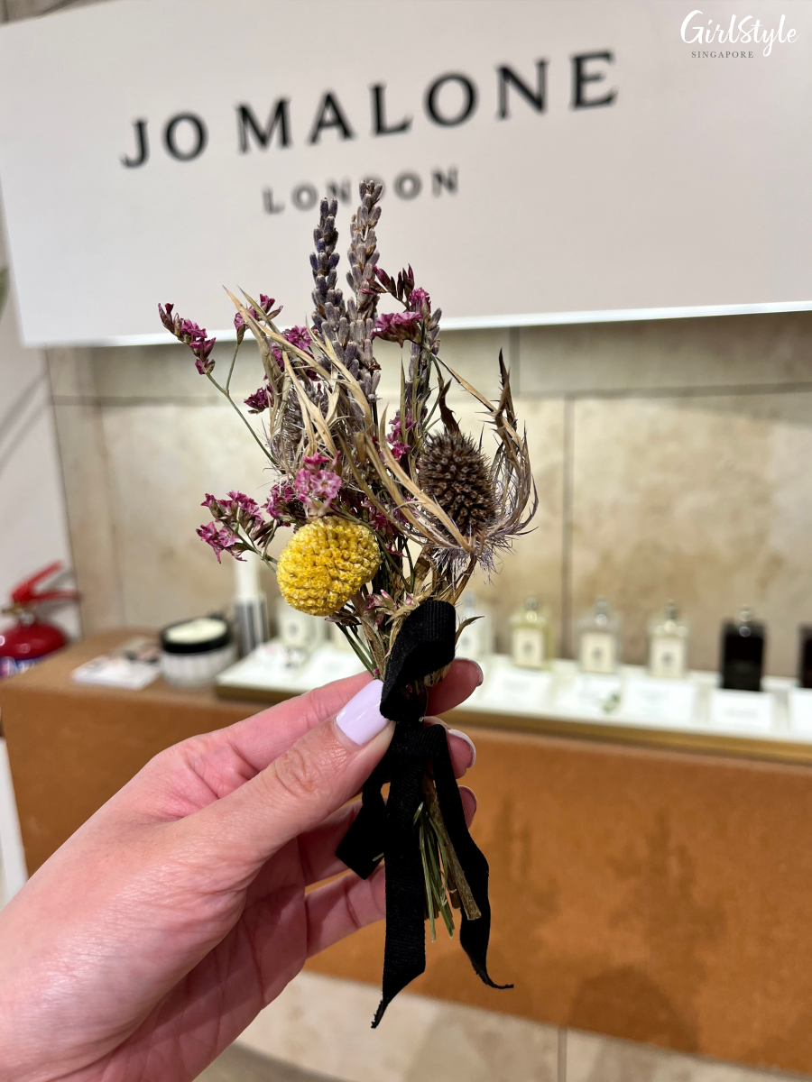 Complimentary mini bouquet