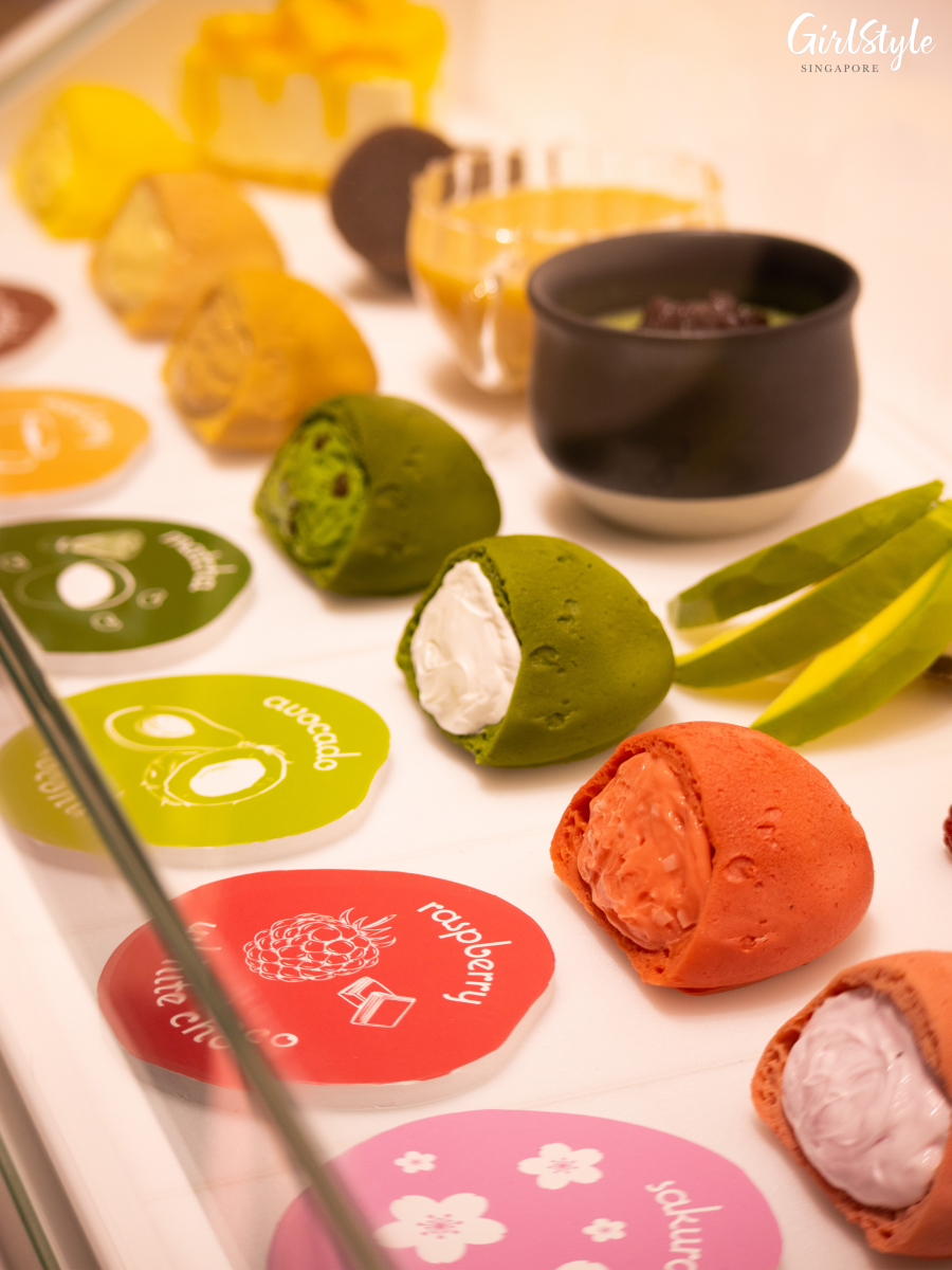 Chewy Beret food display