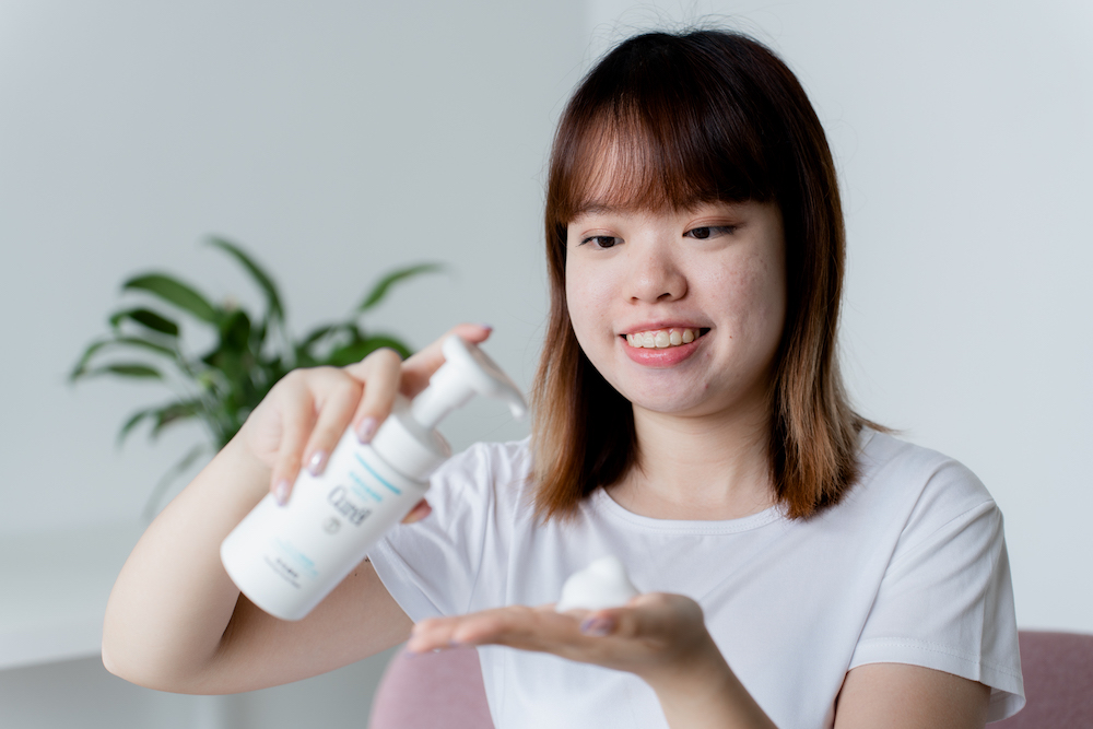 Samantha loves the soft and gentle texture of the Foaming Facial Wash, which leaves a comfortable after-wash feel.