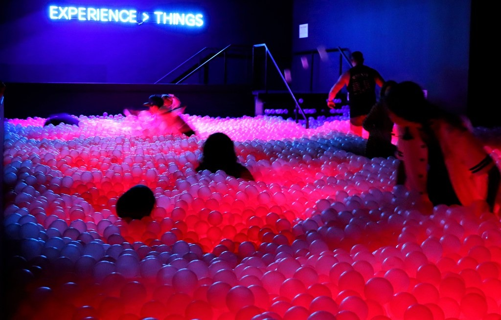 Gleam & Glow Zone LED Ball Pit