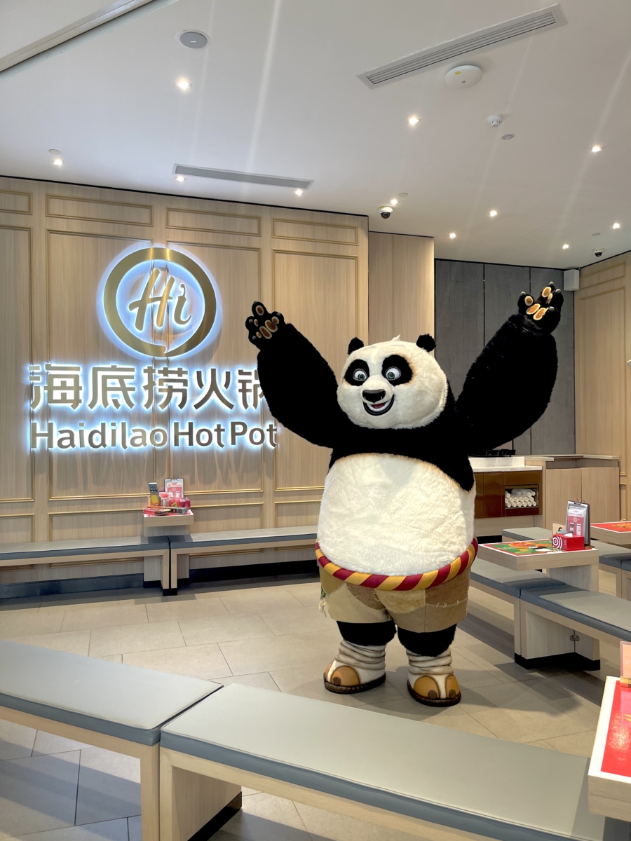 Po meet and greet at Haidilao