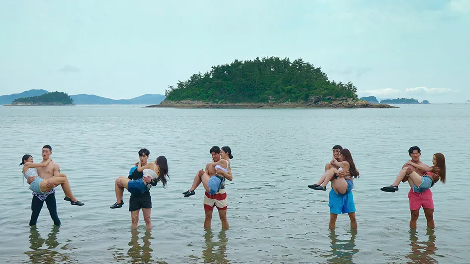 The guys completing the squat challenge in Single's Inferno 3