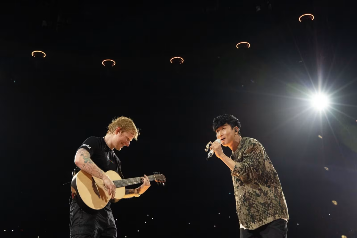Ed Sheeran & JJ Lin performing 'Twilight'