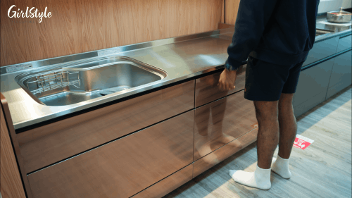 A simple tap to open handleless drawers