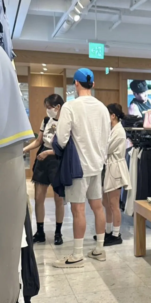 Kim Woo-bin and Shin Min-ah were spotted shopping 