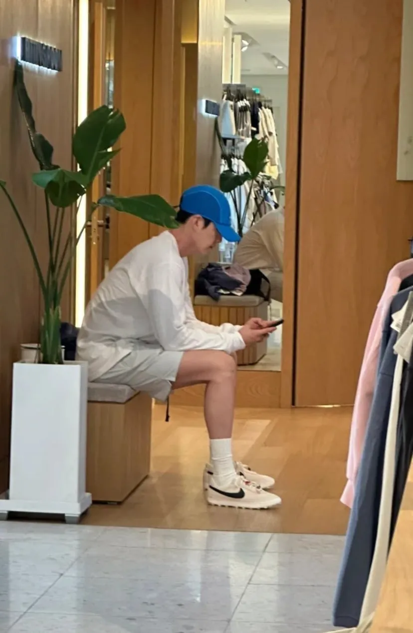 Kim Woo-bin, like a normal boyfriend, waiting for Shin Min-ah while she shops