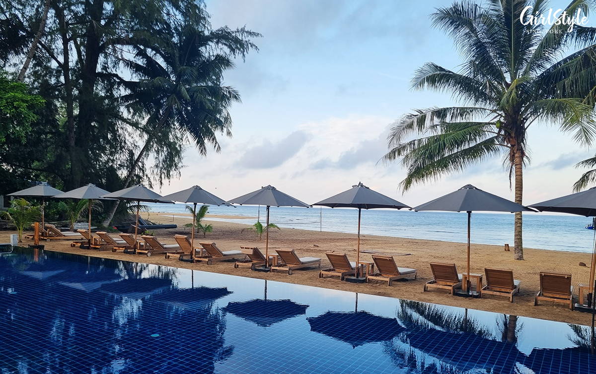 Open-air 'infinity' pool