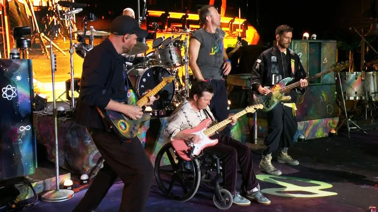 Michael J. Fox playing the guitar for 'Fix You' with Coldplay