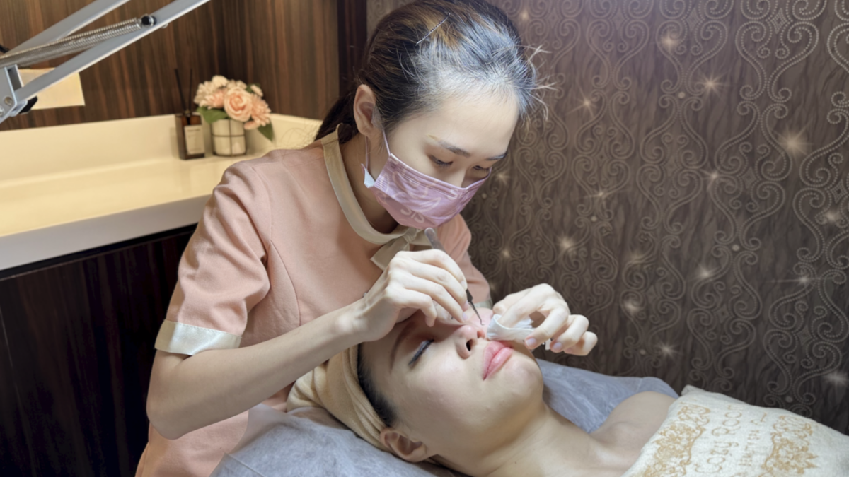 Ultimate Pore Extraction Facial