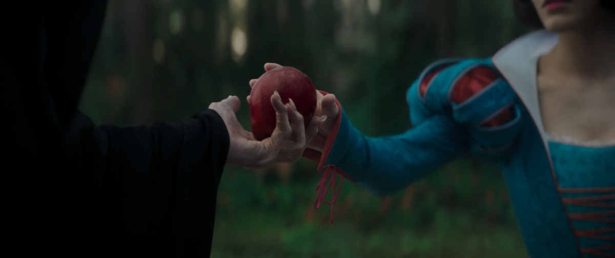 Rachel Zegler taking the poison apple from Gal Gadot